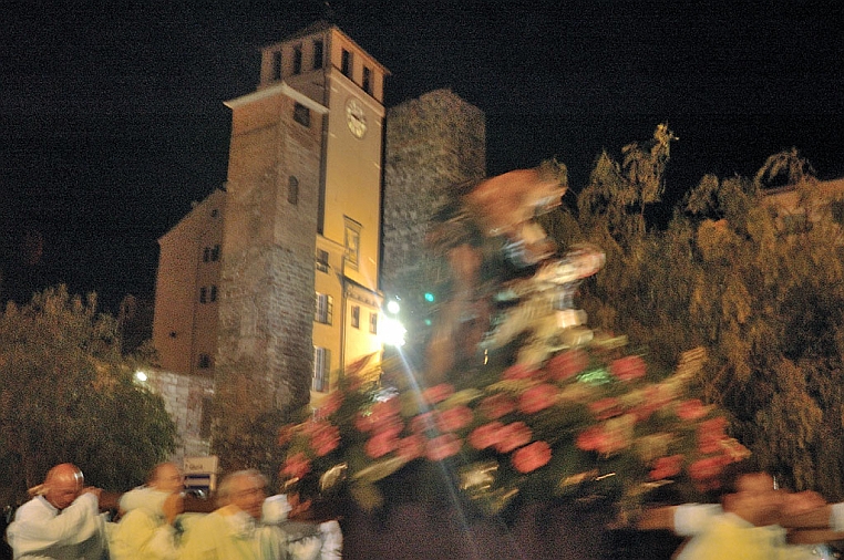 DSC_0189-a-OK.jpg - La cassa sfila sotto la Campanassa, il simbolo di Savona, che, unica campana in tutta la città, accompagna, con i suoi rintocchi, tutta la processione.