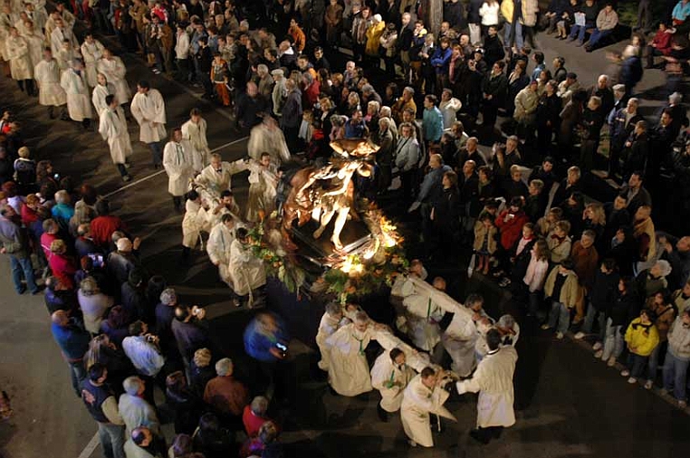 DSC_6444.jpg - Processione del 2006: la cassa dall'alto.