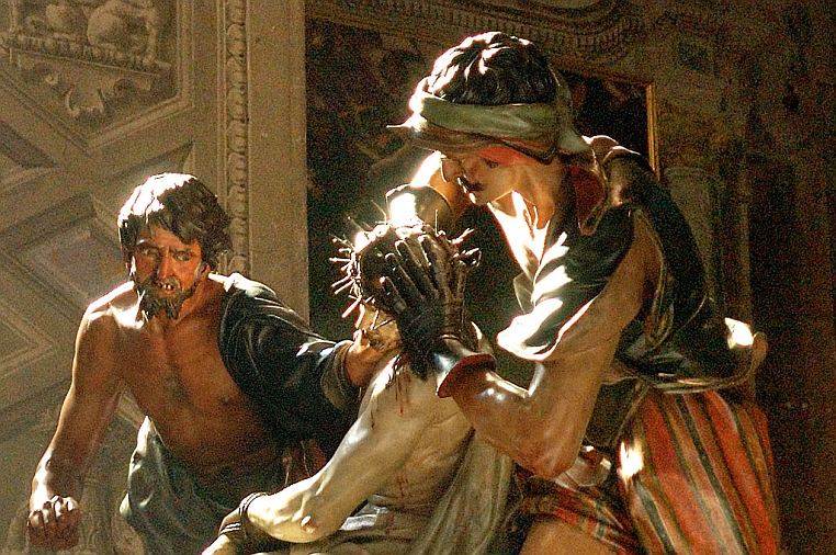 g-DSC_9861-1pp.jpg - Un soldato calca la corona di spine sul capo di Gesù l'altro gli immobilizza il capo.