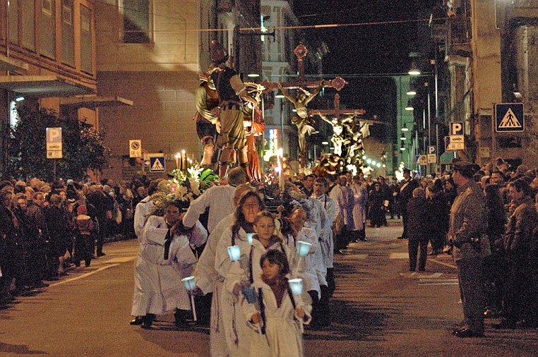DSC_0199-c-OK.jpg - La processione del 2010.
