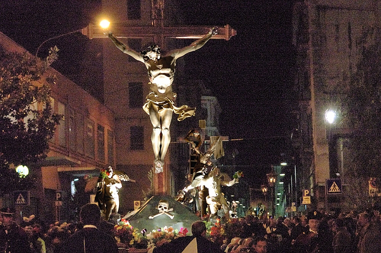 DSC_0242-b-OK.jpg - La cassa durante la processione del 2010.