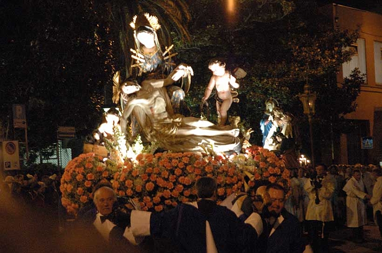 38-la-pieta.jpg - La cassa durante la processione del 2008.