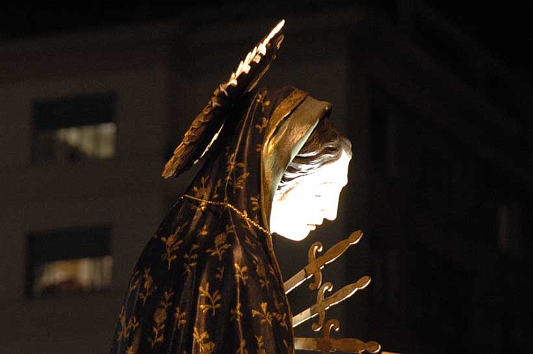 41-la-pieta.jpg - Durate la processione le casse sono illuminate con lampadine alimentate da batterie caricate nel supporto delle casse. Questa, con i suoi contrasti di luminosità esasperati, è difficile da riprodurre.