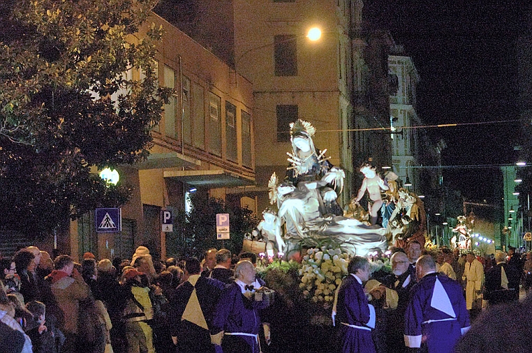 DSC_0266-OK.jpg - La processione del 2010.