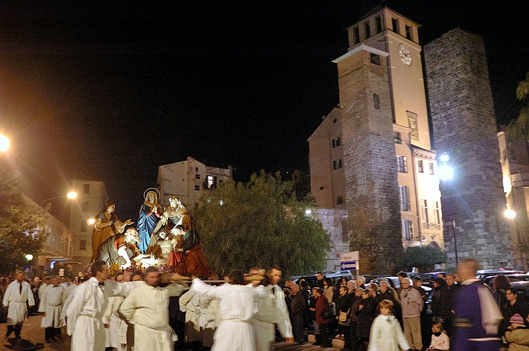 DSC_0286-OK.jpg - E’ la cassa più pesante di tutta la Processione (circa 18 quintali) viene portata da 24 uomini.