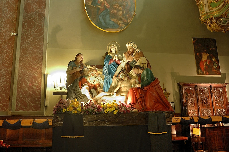 g-DSC_9913-1.jpg - Le figure rappresentate sulla cassa sono: Nicodemo la Madonna e Maria Maddalena sullo sfondo, Giovanni Evangelista e Giovanni d’Arimatea in primo piano.