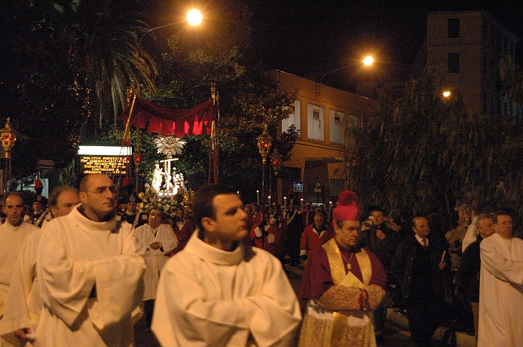 49-chiusura.jpg - La piccola cassa, sormontata da un baldacchino, è preceduta dal vescovo, qui nel 2008.