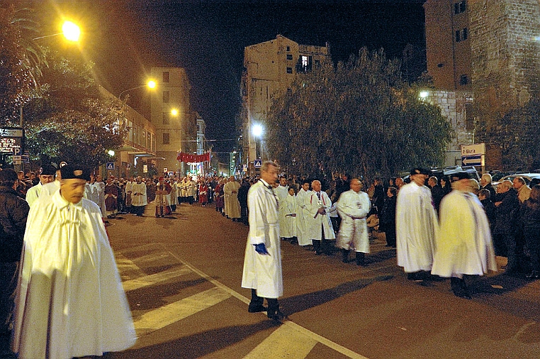 DSC_0313-OK.jpg - La processione del 2010: i rappresentanti degli ordini religiosi e del clero precedono il vescovo.