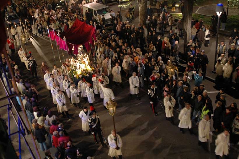 DSC_6534.jpg - Come sempre, anche nel 2006 chiude la processione  L’ARCA DELLA SACRA CROCE.