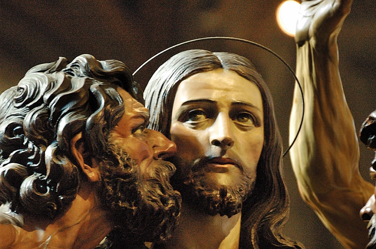 g-DSC_9846-1.jpg - La cassa raffigura Gesù, con espressione attonita, quasi assente, nel momento in cui riceve il bacio da Giuda Iscariota posto alla sua destra.