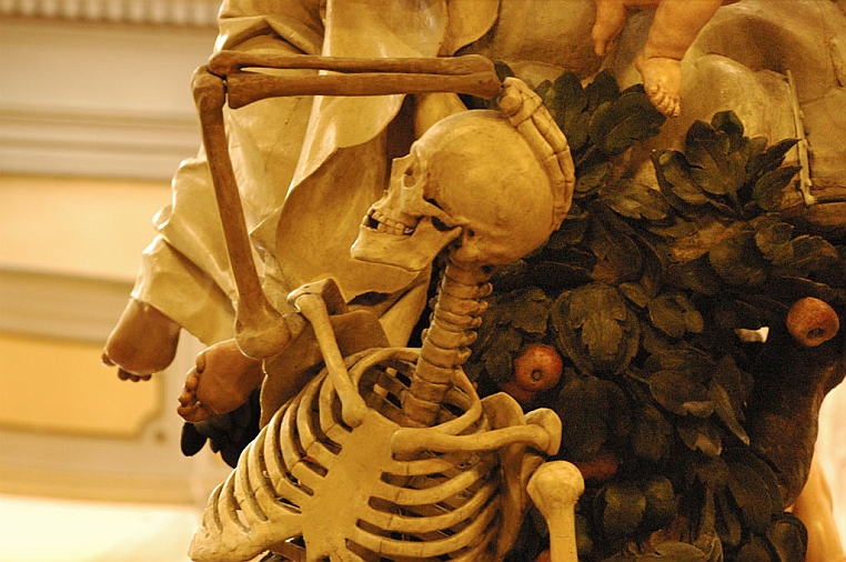 g-DSC_9784.jpg - Posteriormente, a sinistra, uno scheletro raffigurante la Morte, si dispera.