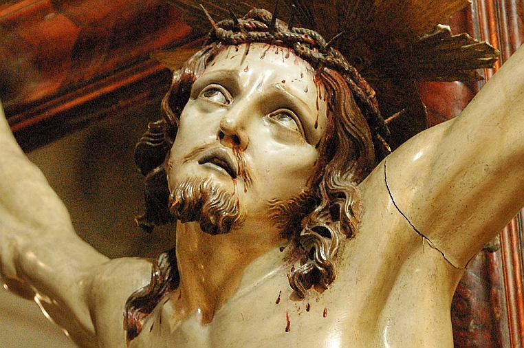 g-DSC_9791-1bpp.jpg - La cassa rappresenta con grande drammaticità Cristo morente sulla croce.