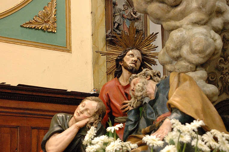 g-DSC_9800-1.jpg - Raffigura Cristo in ginocchio con una mano rivolta a terra e l'altra posata sul petto.