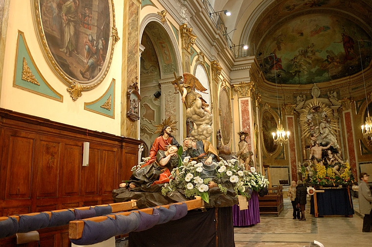g-DSC_9811-1b.jpg - Nell'oratorio sono conservate numerose opere d’arte con le storie dei santi titolari tra cui 10 tele ovali con Episodi della vita del Battista.