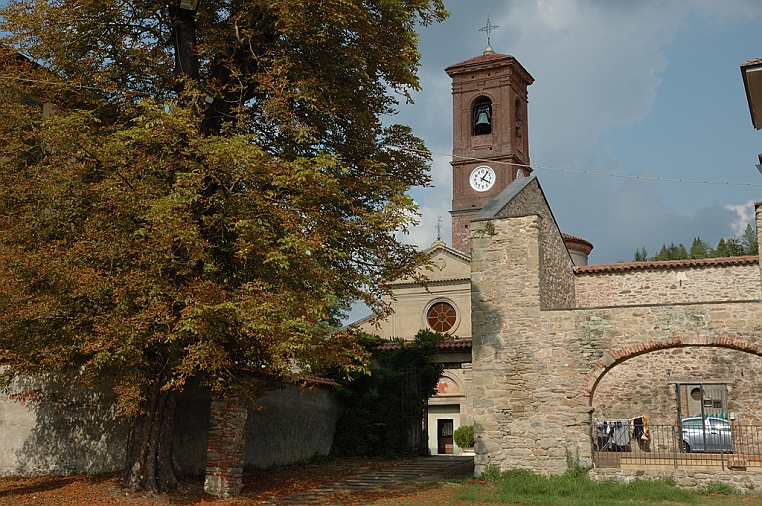 31_DSC_6724.jpg - Uscendo dal castello, girando a sinistra, si va verso la chiesa di San Lorenzo, è orientata con la facciata a ovest e l’abside ad est per permettere gli ultimi raggi del sole alla candelora di illuminare l’altare.