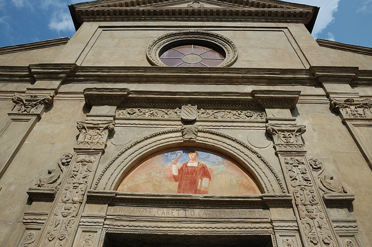 33_DSC_6726.jpg - Al di sopra del portale centrale è presente una raffigurazione del cardinale Del Carretto, che la fece edificare, sovrastato dallo stemma del marchesato.