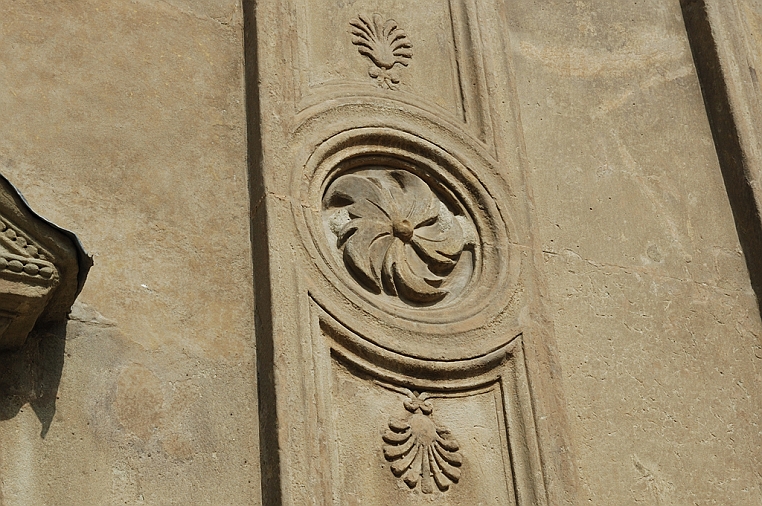 39_DSC_6733.jpg - Una rosa a spirale, simbolo che non è presente in nessuna facciata di altre chiese. Tutta la facciata abbonda di rose, forse il marchese apparteneva all’ordine dei Rosa Croce, società segretissima dell’epoca...