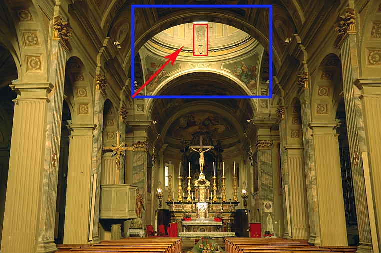 43_DSC_6736.jpg - All’incrocio della navata centrale con quelle laterali, la cupola semisferica simbolo della perfezione divina e della cupola celeste dove sono poste due figure.