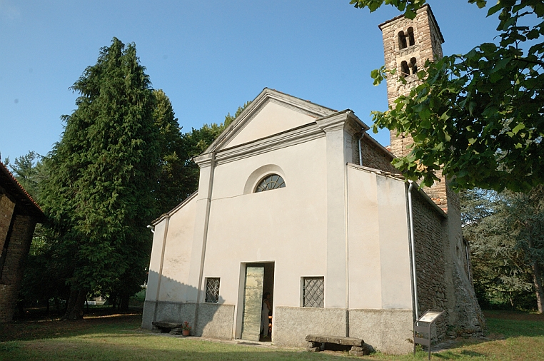 01_DSC_6822c.jpg - L’edificio presenta una facciata a capanna suddivisa in tre parti; sono evidenti rifacimenti, databili al Seicento.