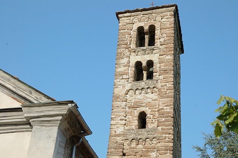 02_DSC_6820c.jpg - Il campanile è a pianta quadrata, interamente in pietra a vista: è stato realizzato secondo modelli romanici lombardi, caratterizzato da tre ordini di aperture, uno con monofore e due con bifore.