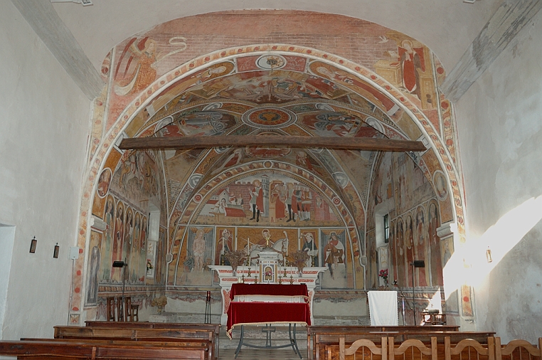 07_DSC_6844.jpg - All’interno la chiesa presenta un ricco ciclo di affreschi, probabilmente era dipinta anche la navata, ora cominciano con l’arco trionfale che divide la navata dal presbiterio e l’abside.