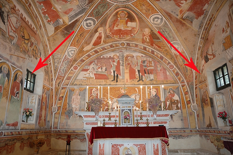 18_DSC_6830F.jpg - Sulle pareti a sinistra e a destra dell’altare sono raffigurati gli apostoli, sei a sinistra, sei a. destra.