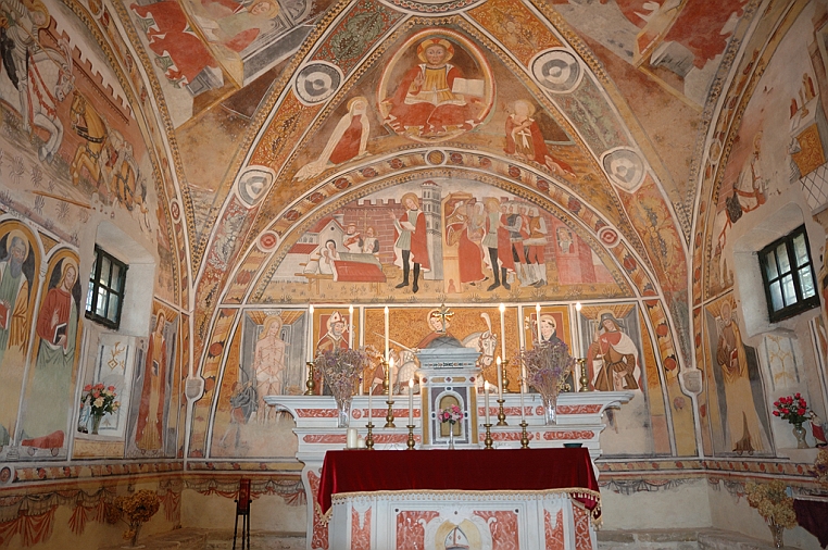 27_DSC_6830.jpg - Negli affreschi dietro l’altare si individuano altri santi.