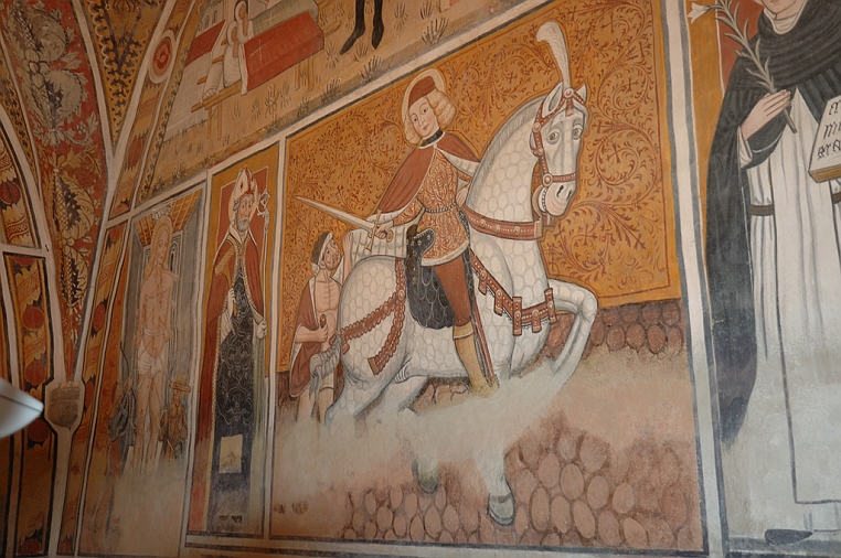 35_DSC_6824.jpg - In mezzo ai quattro santi, San Martino, Vescovo di Tours, elegante su cavallo bianco, intento a tagliare con la spada il mantello.