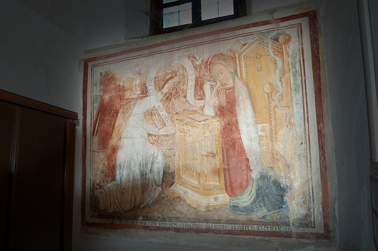 36_DSC_6839.jpg - All’interno della sacrestia un affresco di dimensioni minori, raffigura una Annunciazione ed è ancora possibile leggere chi ne fu il committente e la data di esecuzione.