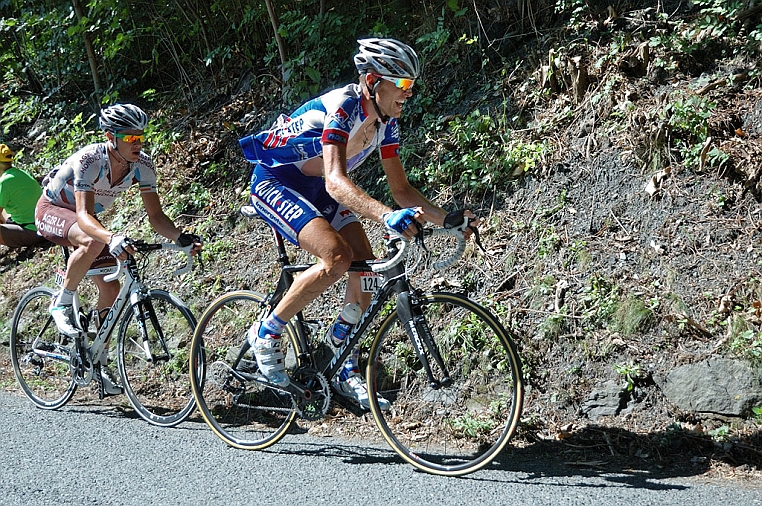 DSC_1568JA.jpg - Kevin De Weert (Quick-step) e Nicolas Roche (AG2R). Fino qui i primi sedici dell'ordine d'arrivo della tappa fotografati nell'ordine di passaggio a 10 km dall'arrivo.