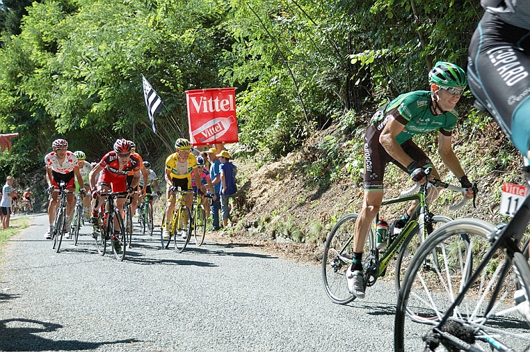 DSC_1578JA.jpg - Da sinistra Jelle Vanendert, Ivan Basso (molto coperto), Cadel Evans, Thomas Voeckler davanti alla macchia fucsia di Damiano Cunego e Pierre Rolland in primo piano. il n° 11 è  Andy Schleck.
