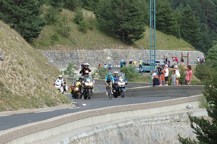 DSC_4915.jpg - Siamo a 13 km dall’arrivo, il primo corridore che passa è il kazako Aleksej Lutsenko dell’Astana.