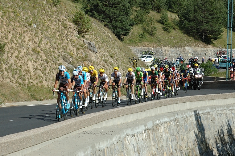 DSC_4933.jpg - Il gruppo della maglia gialla tirato dagli uomini della AG2R La Mondial di Romani Bardet.