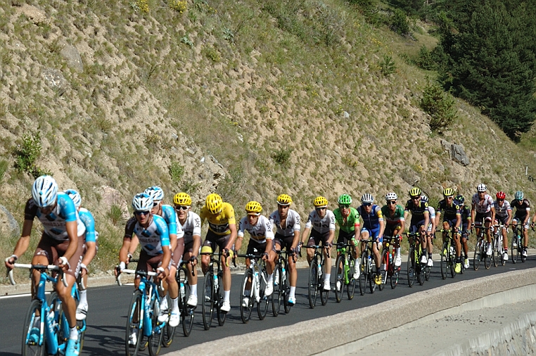 DSC_4934.jpg - Gli uomini della AG2R La Mondial seguiti da quelli del team Sky, poi gli altri in "ordine sparso".