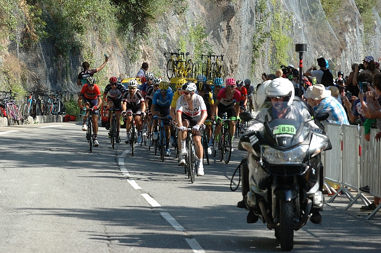 DSC_5974.jpg - Segue il gruppo della maglia gialla…