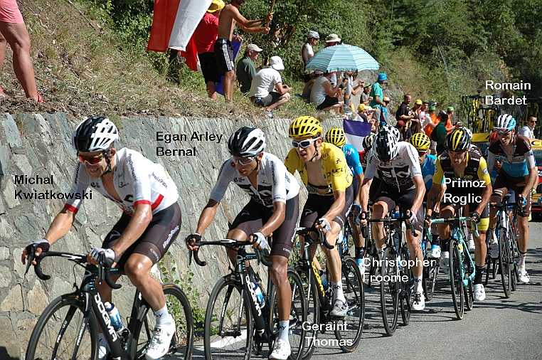 DSC_5977-nomi.jpg - Da sinistra si riconoscono: il campione polacco Michal Kwiatkowski, il colombiano Egan Arley Bernal, la maglia gialla il gallese Geraint Thomas, il britannico di origine keniota Christopher Froome (sempre con la testa bassa), lo sloveno Primoz Roglic (Team LottoNL-Jumbo) e il francese Romain Bardet (AG2R La Mondiale).