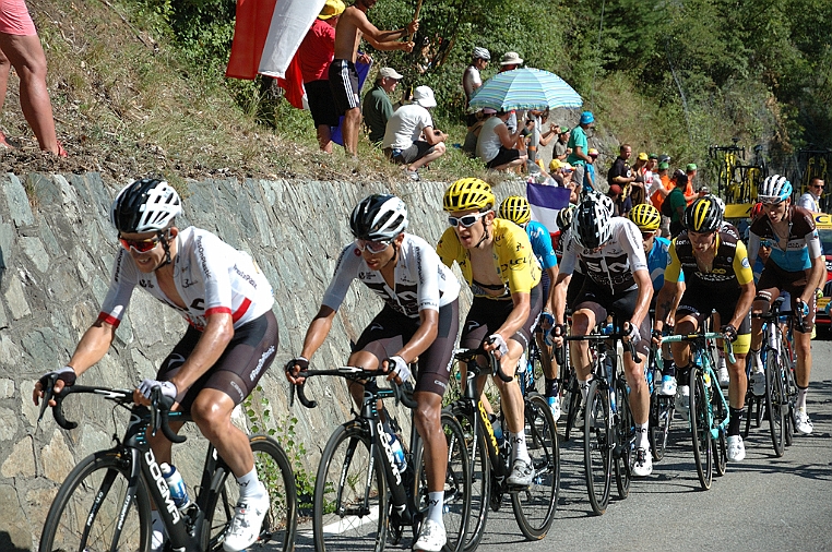 DSC_5977.jpg - Da sinistra si riconoscono: il campione polacco Michal Kwiatkowski, il colombiano Egan Arley Bernal, la maglia gialla il gallese Geraint Thomas, il britannico di origine keniota Christopher Froome (sempre con la testa bassa), lo sloveno Primoz Roglic (Team LottoNL-Jumbo) e il francese Romain Bardet (AG2R La Mondiale).