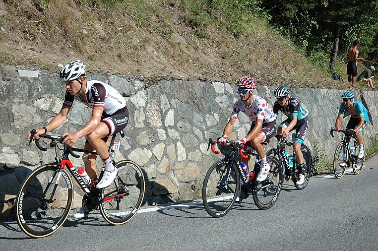 DSC_6014.jpg - Nikias Arndt (Team Sunweb) seguito dal francese Julian Alaphilippe con la maglia a poins.