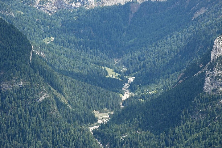 02-DSC_9129.jpg - Dopo una ripida ascesa la val Contrin continua dolcemente fino alla parete sud della Marmolada.