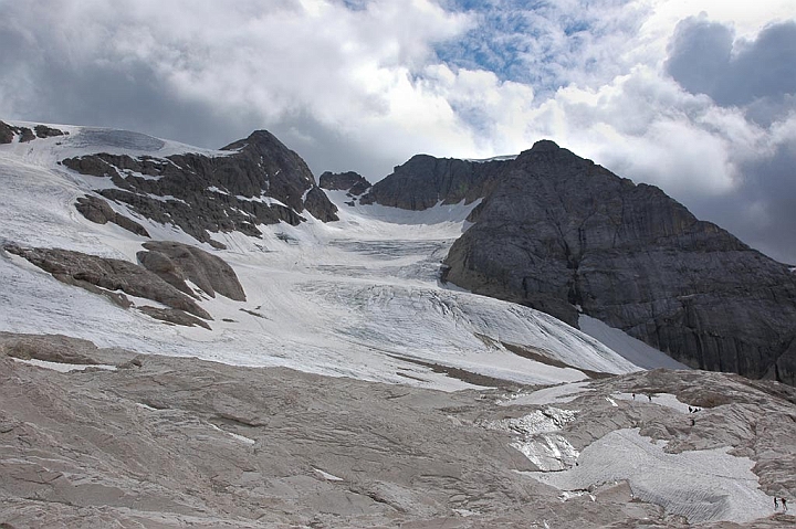07-DSC_9301.jpg - Il ghiacciaio della Marmolada verso la Forcella che porta alla punta Penia, la vetta più alta delle Dolomiti.