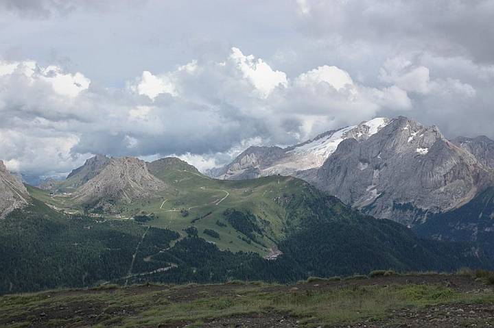 09-DSC_9119.jpg - Una cartolina della Val di Fassa: da sinistra il Passo Pordoi, il col dei Rossi e la Marmolada con Punta Penìa (3342m) e il Gran Vernel (3205m).