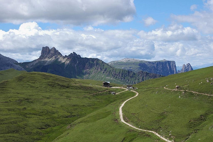 41-DSC_9187.jpg - Il rifugio Sassopiatto con, da sinistra, il Dente di Terra Rossa (2653m), il monte Pez (2563m) e la punta Santiner (2414m).