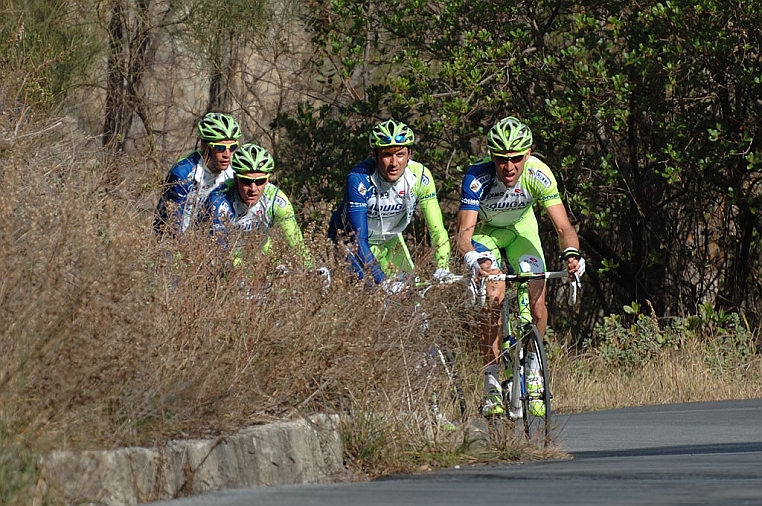 DSC_2185.jpg - Dopo 9 minuti compare la testa del gruppo, in seconda posizione Ivan Basso.