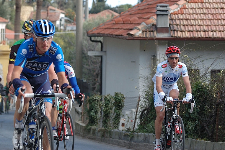 DSC_2246.jpg - E' un piacere fotografare Stefano Garzelli (sulla destra) ancora come partecipante ad una gara ciclistica, il pensiero si perde tra i ricordi.