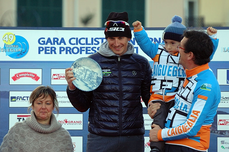 DSC_2281.jpg - Filippo Pozzato, già vincitore del trofeo nel 2003 e nel 2004, domenica scorsa, a causa di una caduta, è stato operato ad ambedue le clavicole, oggi ha preso regolarmente il via alla corsa, gli organizzatori gli hanno riservato un premio: meritato!