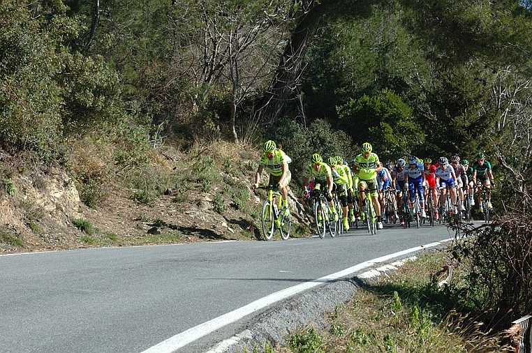 DSC_2695-JA.jpg - La testa del gruppo, verso Testico, dopo lo scollinamento del Paravenna.