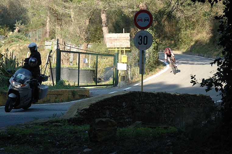 DSC_3898.jpg - In fondo alla discesa di Colla Micheri, Linus GERDEMANN ha guadagnato qualche metro, troppo pochi per mantenerli fino al traguardo.