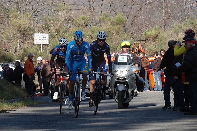 DSC_5097.jpg - Al Gran Premio della Montagna del Paravenna, dopo 68 km. di corsa, passa primo El Fares (Delko Marseille), secondo Audun Brekke Fløtten, Team Virtu Cycling (sulla sinistra) e terzo Francesco Bettini, D'Amico Utensilnord (sulla destra).