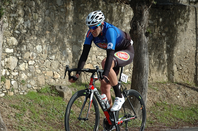 DSC_5112.jpg - Nel fondo valle verso il Testico Francesco Bettini si stacca dai primi.