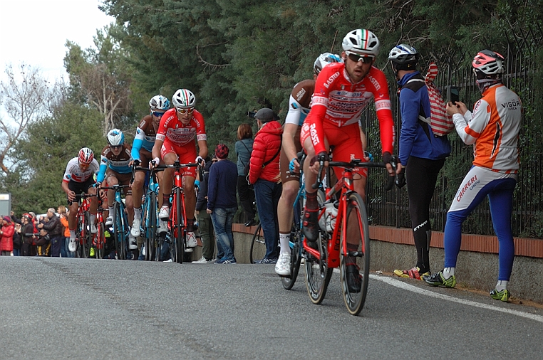 DSC_5117.jpg - Al primo passaggio sul GPM di Colla Micheri passa primo Francesco Gavazzi dell'Androni, secondo Quentin Jauregui dell'AG2R e terzo Fausto Masnada dell'Androni.